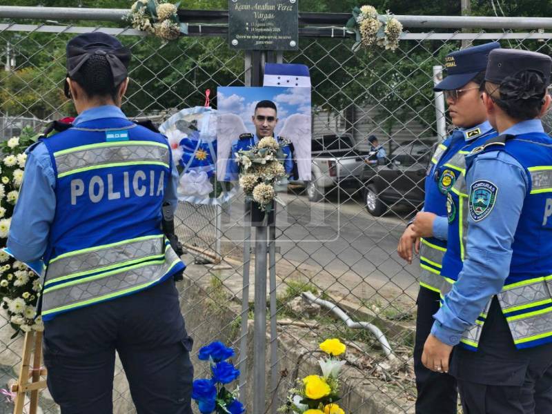 A un año de la tragedia, miembros de la Policía Nacional llegaron hasta el lugar donde el inspector Kevin Pérez Vargas se lanzó a la quebrada La Primavera para intentar salvar la vida de dos menores. El heroico agente y uno de los niños perdieron la vida en el incidente.