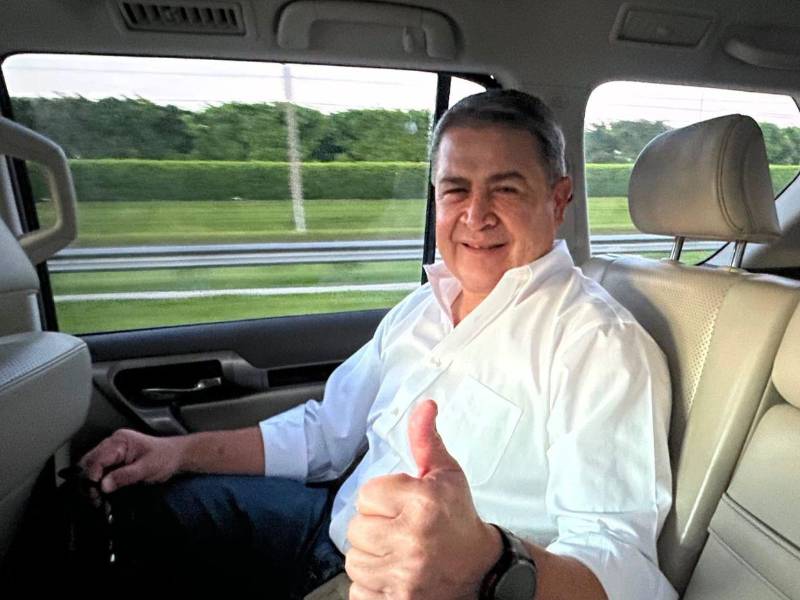 La familia del exmandatario hondureño, quien administra sus redes sociales desde que fue extraditado, compartió esta fotografía en donde se ve a Juan Orlando rumbo al aeropuerto para tomar su vuelo hacia Honduras.