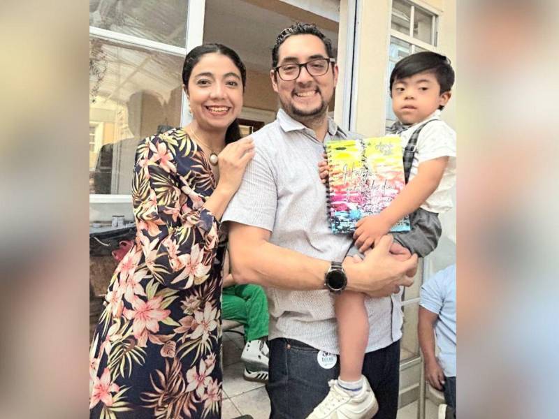 Yajaira, Lazaro y su hijo Eleazar, lanzan agenda inclusiva.