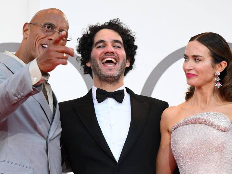 Dwayne La Roca Johnson, el director Benny Safdie y la actriz Emily Blunt en el Festival de Venecia.