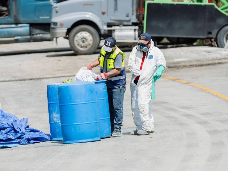 Las labores tras el incidente ocurrido en la carretera CA-4, a la altura de Quimistán, en el departamento de Santa Bárbara, continúan bajo estrictos protocolos de seguridad para proteger a la población y al personal en campo. Así está el lugar tras horas de trabajo: