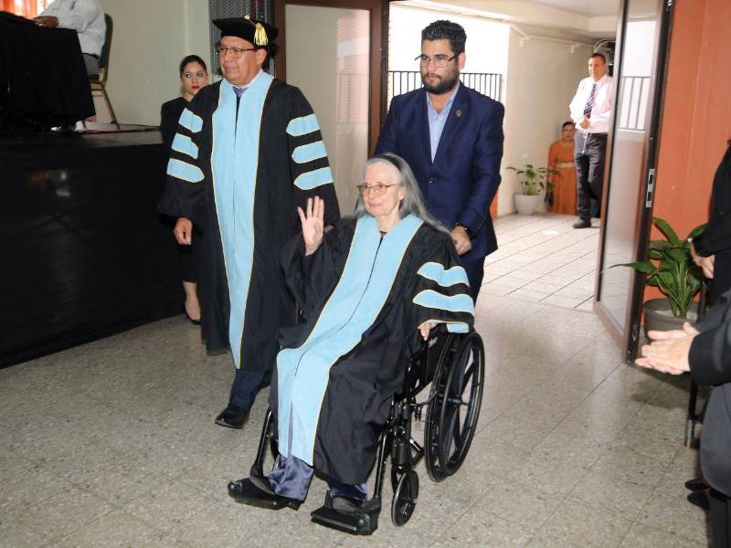 Notablemente conmovida mientras hacía su ingreso a la ceremonia, Helen Umaña saludó y agradeció a los presentes