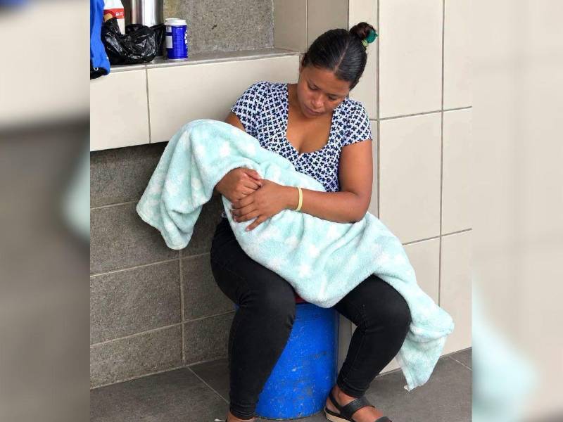 Una cobijita cubría el cuerpo de Yamileth Gutiérrez, de apenas cuatro años, mientras su madre la sostenía en brazos.