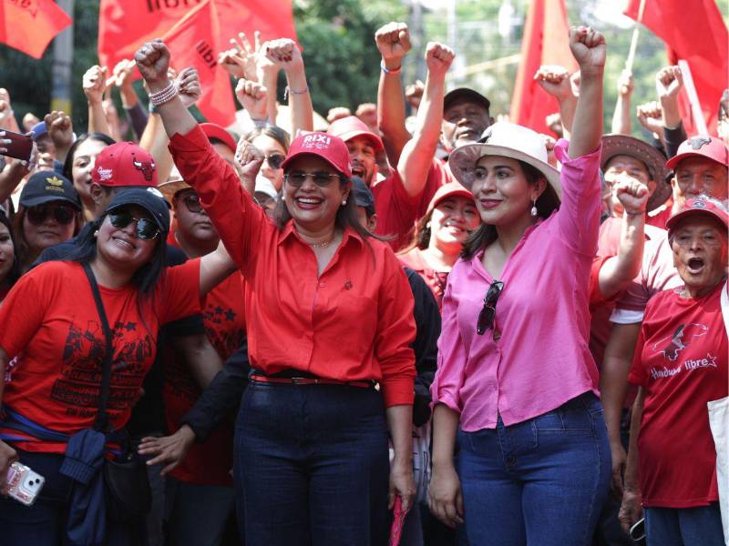 La candidata presidencial, Rixi Moncada, apareció enmedio de los trabajadores.