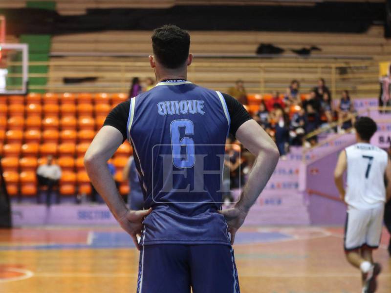 Enrique Facussé luciendo la camiseta número '6' en honor a su ídolo, LeBron James.