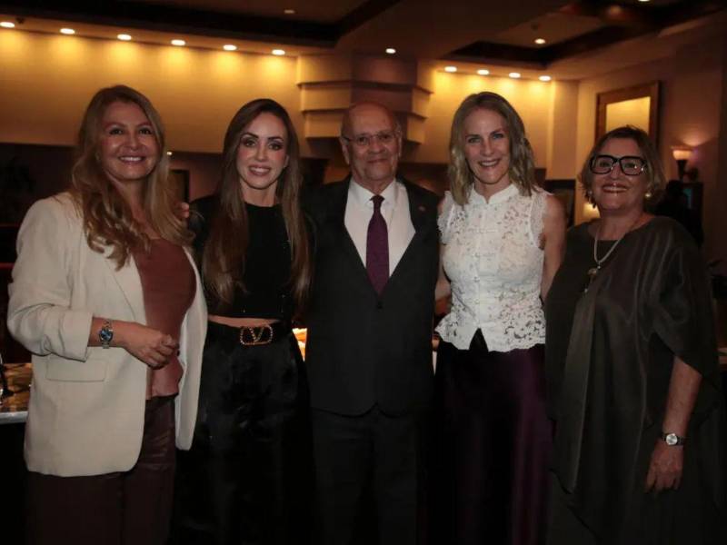 El empresario Monge Calderón junto a su familia, a quienes reconoció como pilar de su éxito.