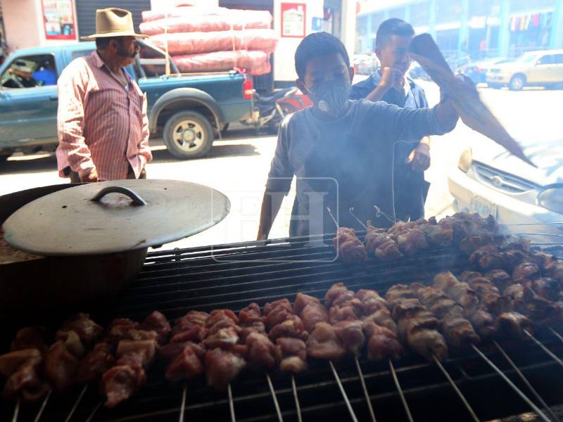 Miles de niños en el país forman parte del mercado laboral informal, vendiendo alimentos y diferentes tipos de productos para subsistir.