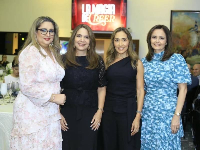 Gabriela Villafranca con María Lourdes Montalván, Karla de Villar y Romina de Bueso.