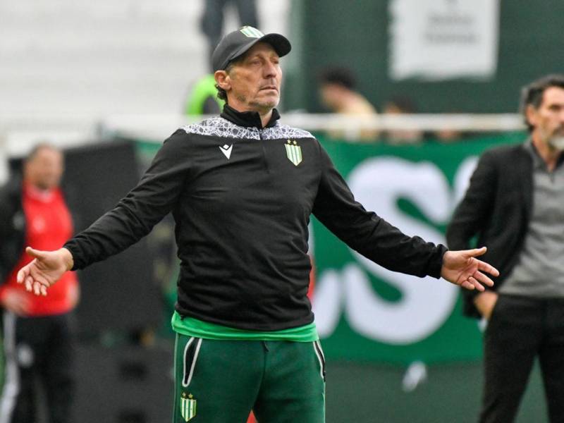 Pedro Troglio, de 60 años de edad, tomó el mando de Banfield en abril de 2025.