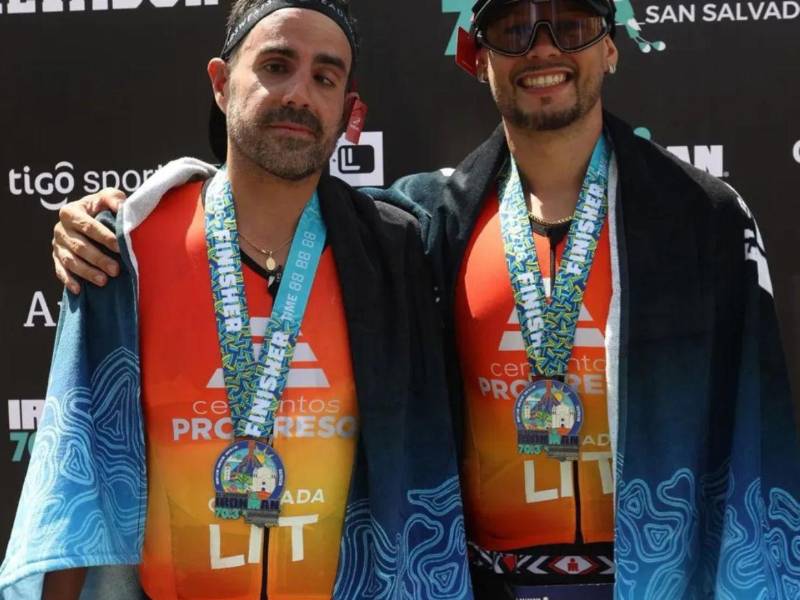 Juan José Reyes y Alberto Carrillo dejaron una de las imágenes más emotivas en la pasada edición del Ironman 70.3 realizada en El Salvador.