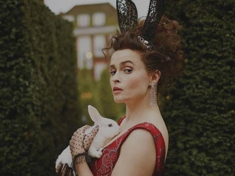 La actriz británica Helena Bonham Carter deja la serie tras chocar con el guion creado por Mike White. Los capítulos se reescriben sin ella.