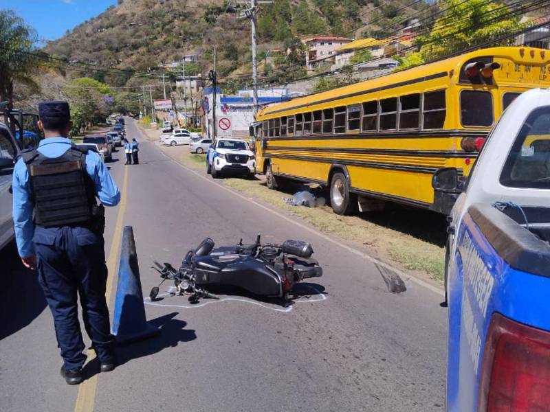 Tras la colisión, el cuerpo de la víctima quedó debajo de la unidad de transporte.