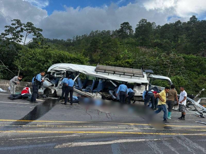 Al menos cuatro personas murieron y varios policías resultaron heridos tras el choque de una unidad policial contra una rastra en Comayagua.