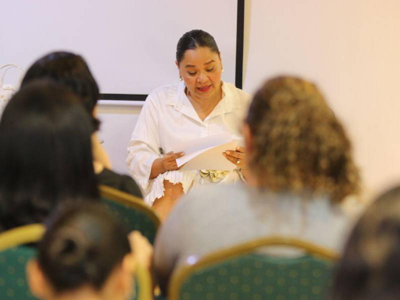 La masterclass de poesía, impartida por Rivera, tuvo lugar la tarde de este miércoles 22 de abril en la Librería Morazania de la Universidad Pedagógica Nacional Francisco Morazán (UPNFM).