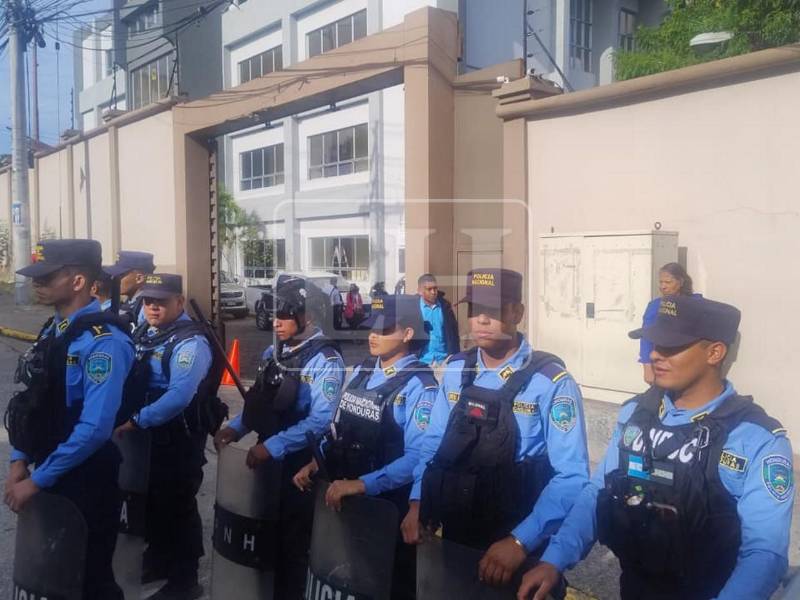 Con presencia policial amaneció este lunes los Juzgados de Criminalidad Organizada de Tegucigalpa, donde se desarrollará la audiencia de declaración de imputado al expresidente Juan Orlando Hernández.