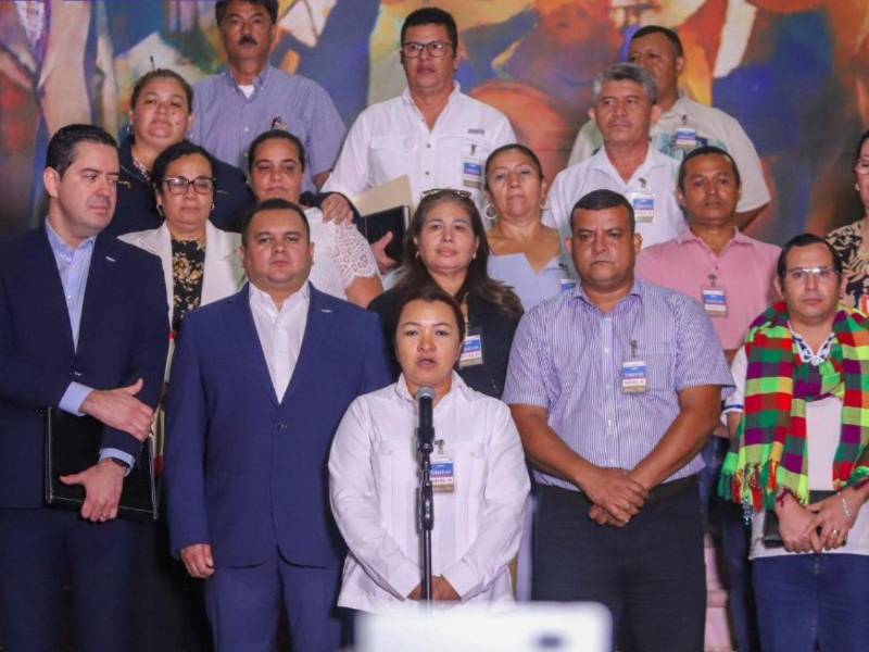Representantes del gobierno afirman haber cedido en varias de las peticiones del magisterio, incluyendo compensaciones económicas y futuros ajustes salariales, pero los docentes aún no definen si pondrán fin a las medidas de presión.