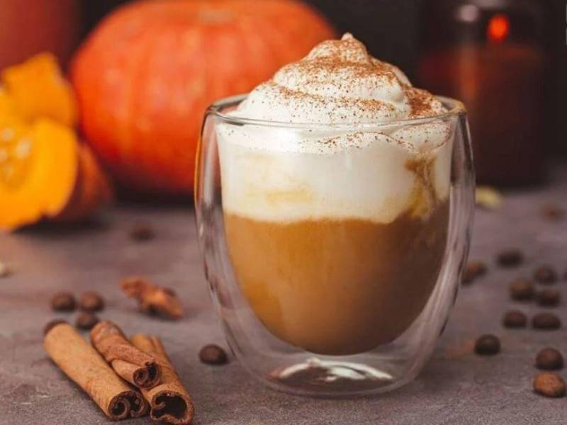 El pumpkin spice latte combina café, leche, puré de calabaza y especias como canela.