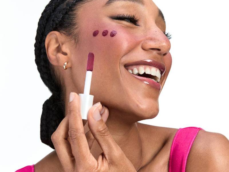 Adiós al efecto máscara: La nueva belleza líquida que usa Selena Gómez y Rihanna