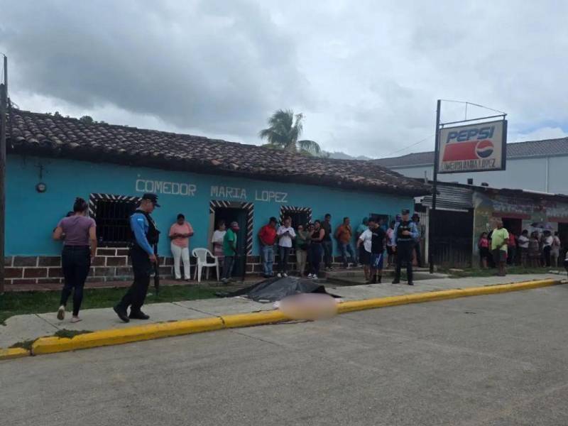 El cuerpo sin vida de Fredy Domingo Herrera Licona, fue tapado con una sábana, frente a un comedor.