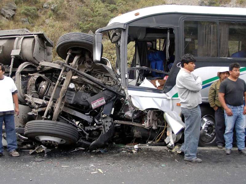 También, el gobernador de Nayarit, Miguel Ángel Navarro, lamentó el trágico accidente al tiempo que expresó su pésame a familias de las víctimas.