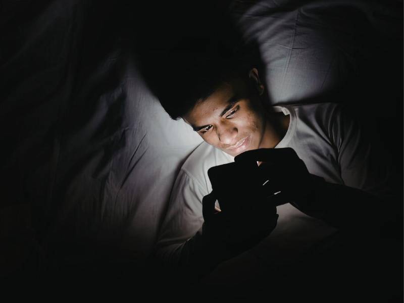 Los dispositivos electrónicos invaden nuestras noches, afectando el descanso diario.