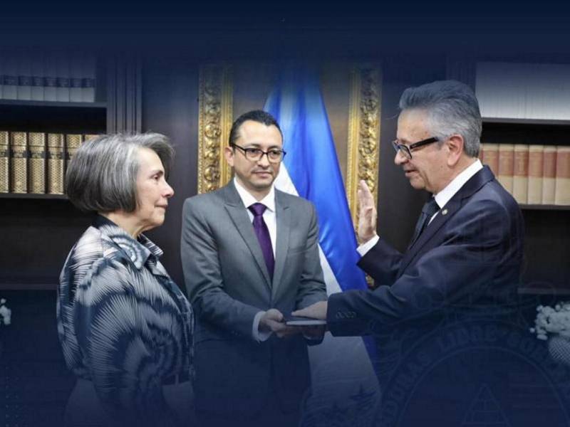 La canciller Mireya Agüero juramentó este viernes a Roberto Flores Bermúdez como embajador de Honduras ante Estados Unidos.