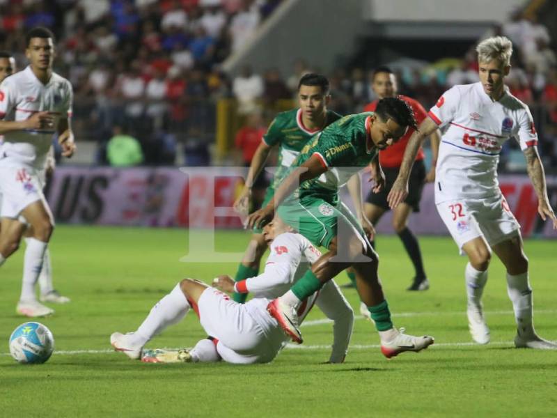 Marathón salió con líneas adelantadas y presiona a Olimpia en su área.