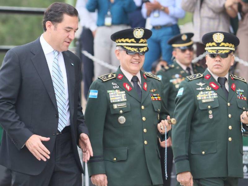 Roosevelt Hernández pasó a condición de retiro y fue designado como nuevo ministro de Defensa.