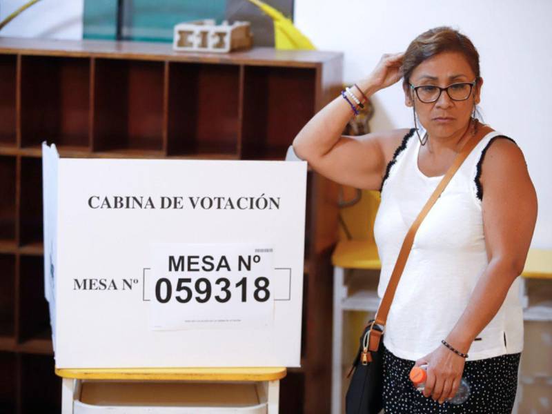 Una mujer espera en una mesa de votación este domingo, en Lima(Perú). Las autoridades electorales de Perú ampliaron una hora más el tiempo para sufragar este domingo en las elecciones generales tras los múltiples problemas registrados para abrir los centros de votación, especialmente en Lima.