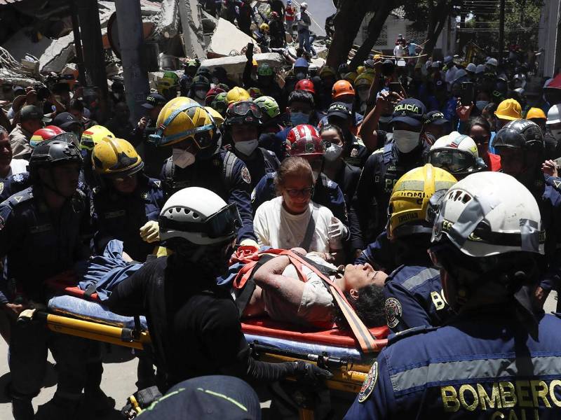 Nos metimos ocho metros adentro, trabajamos sin parar. Verla a ella sonreír es la mejor sensación, relató a EFE uno de los bomberos que atendió la emergencia.