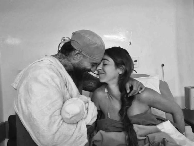 Maluma y Susana Gómez dieron ayer la bienvenida a su segundo hijo Orión Londoño Gómez con esta postal en blanco y negro publicada en su perfil de Instagram.