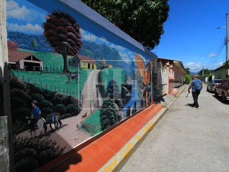 Los murales pintados en las paredes de las casas de Humuya, reflejan los dos rubros a los que se dedica su gente y de los que se sienten orgullosos: la ganadería y la agricultura.