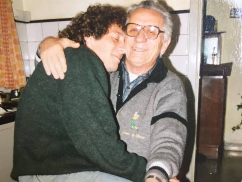 En esta imagen no solo hay un recuerdo, hay una vida compartida: el padre que lo formó y el hijo que hoy honra su legado en cada paso.