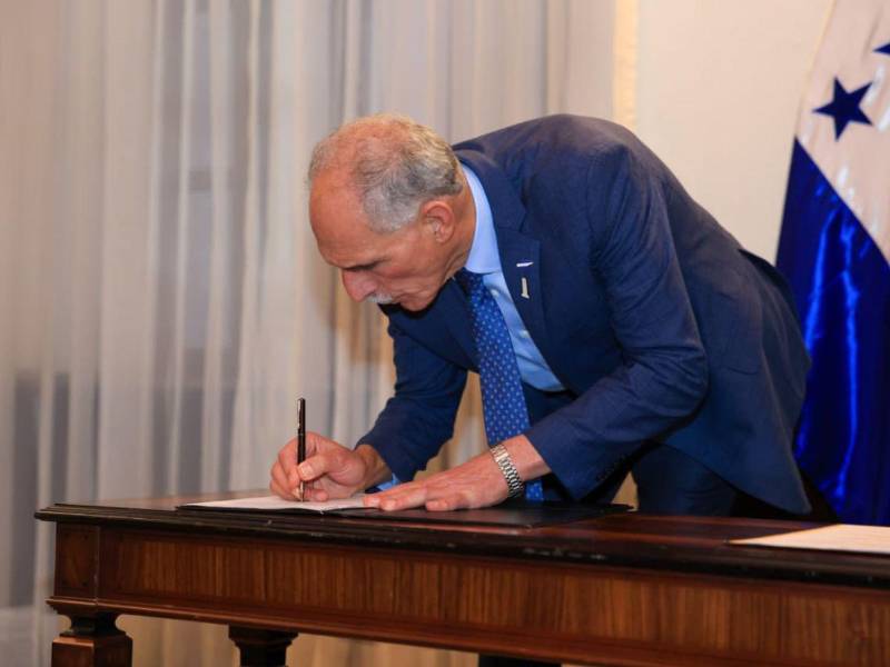 Momento en que el presidente Nasry Asfura firmaba el compromiso para la construcción del centro médico.