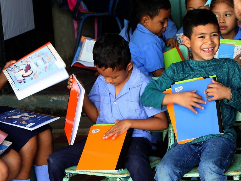 Entre risas y alegría, los pequeños festejaron por las herramientas en el camino del saber.