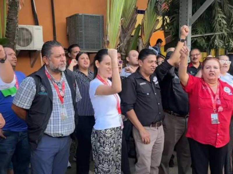 Desde el pasado martes, los empleados de esta institución iniciaron un paro de labores y aseguran que seguirán hasta tener una respuesta.