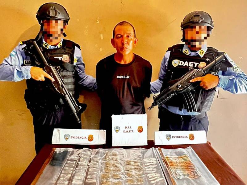 Erick Geovany Bonilla Castillo, custodiado por dos agentes policiales, al igual que la evidencia de las drogas con las que fue capturado.