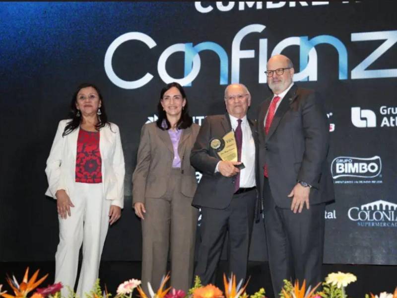 Monge Calderón recibe el saludo del presidente de Grupo OPSA y E&amp;N, Jorge Canahuati, de la Directora de Audiencias Segmentadas de Grupo OPSA, Liza Bobadilla, y de la Directora de E&amp;N, Velia Jaramillo.