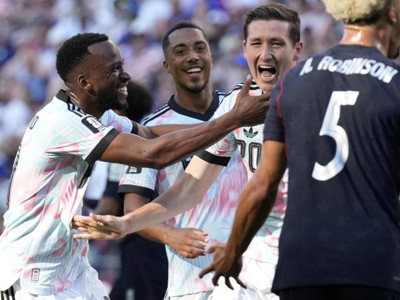 Charles De Ketelaere marcó doblete en el triunfo de Bélgica para avanzar a cuartos de final.