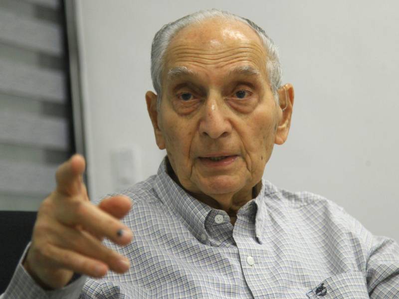 Los restos del empresario Emilio Larach están siendo velados en funeraria La Auxiliadora de Tegucigalpa, hasta donde han llegado de decenas de personas a darle el último adiós.