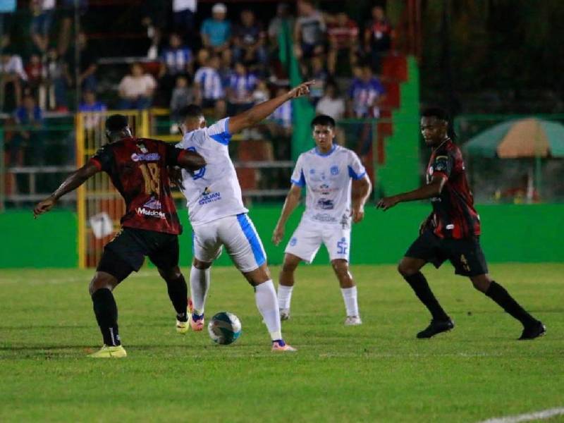 Imágenes del desarrollo del partido.