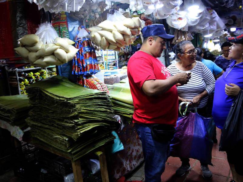 Miles de comerciantes se preparan para los últimos 15 días del año surtidos de los productos de mayor demanda en conmemoración a las esperadas fiestas decembrinas.
