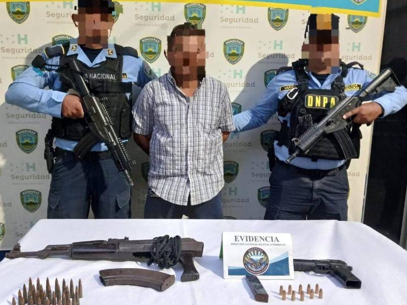 El hombre, de 45 años de edad, fue capturado por agentes de la Policía Nacional y le decomisaron armas y munición y fue remitido a la Fiscalía del Ministerio Público.