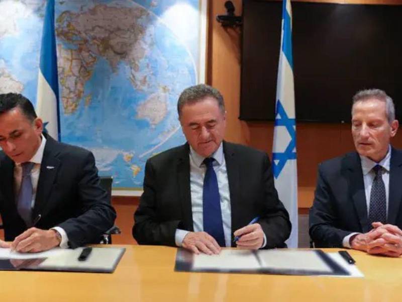 El Memorándum de Entendimiento fue suscrito por el ministro israelí de Defensa, Israel Katz, y el secretario de Defensa de Honduras, Enrique Rodríguez Burchard.