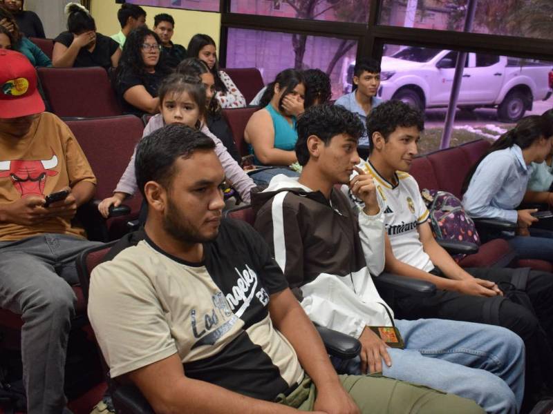 Los estudiantes disfrutaron de una jornada de cine en la que pudieron conversar sobre la convergencia entre el lenguaje cinematográfico y la tradición literaria.