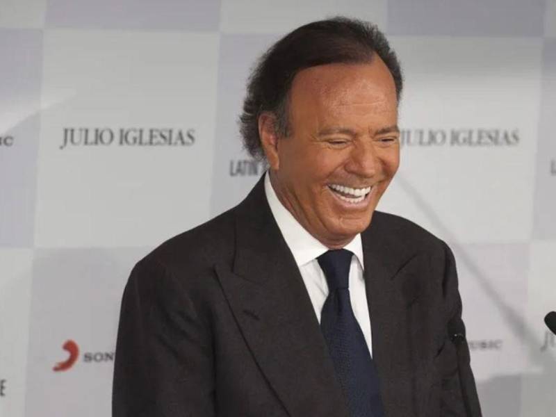 El cantante Julio Iglesia negó hoy las acusaciones de abuso. Su esposa Miranda sale en su defensa a través de un mensaje y una bailarina cuenta su versión.