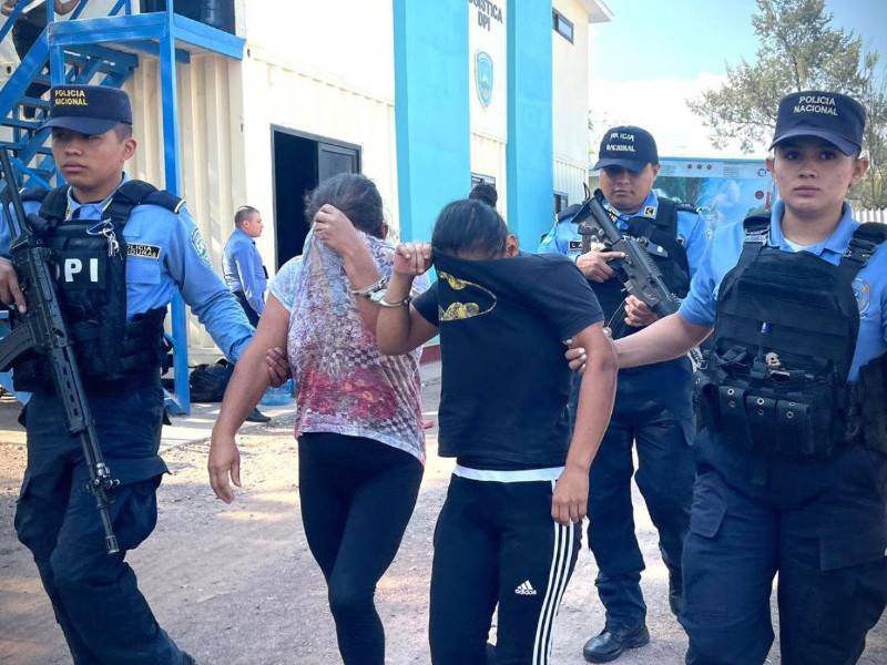 Los detenidos enfrentan cargos por los supuestos delitos de maltrato familiar agravado, violencia contra la mujer agravada, trato degradante y amenazas.