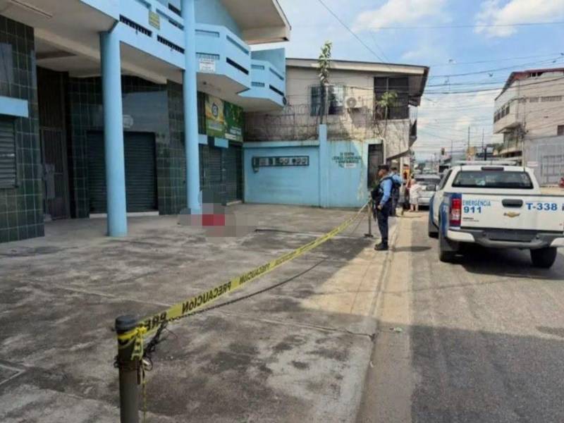 Elementos de la Policía Nacional llegaron al lugar después de recibir una llamada de emergencia.