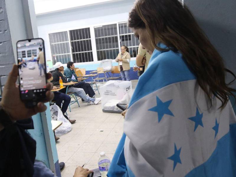 La población estuvo presente del conteo desde que comenzó en los centros de votación de todo el país.