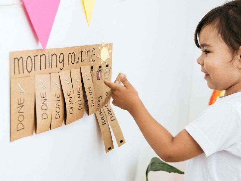 Practicar la rutina matutina unos días antes del inicio de clases permite que niños y adultos se adapten sin presión adicional el primer día.